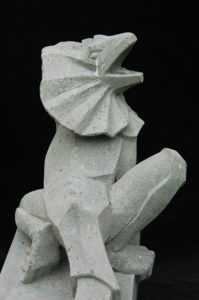 Echse aus Anröchter Dolomit, frei vom Hieb/ geschliffen.